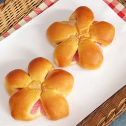 春のピンクな新製品「桜餅あんぱん」